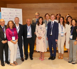 Su Majestad la Reina junto a un grupo de investigadores